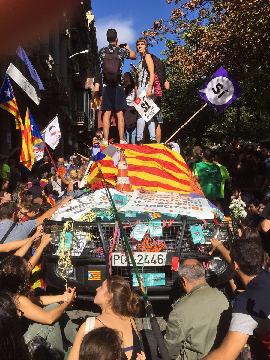 turba-barcelona-furgoneta-guardia-civil